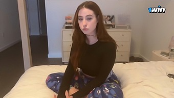 火辣的红发女郎在上课前和继子做爱