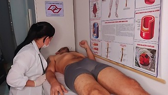 Con Cặc Tôi Dựng Đứng Trước Mặt Cô Y Tá, Trời Ơi!